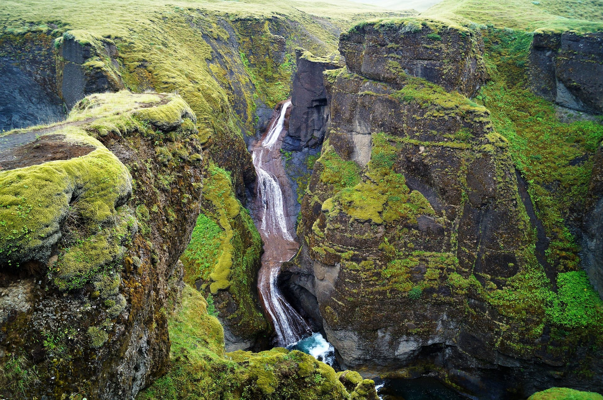 View over the winding Fjaðrárgljúfur canyon in South Iceland