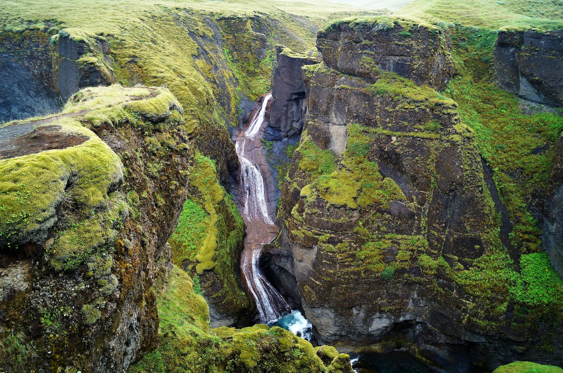 View over the winding Fjaðrárgljúfur canyon in South Iceland